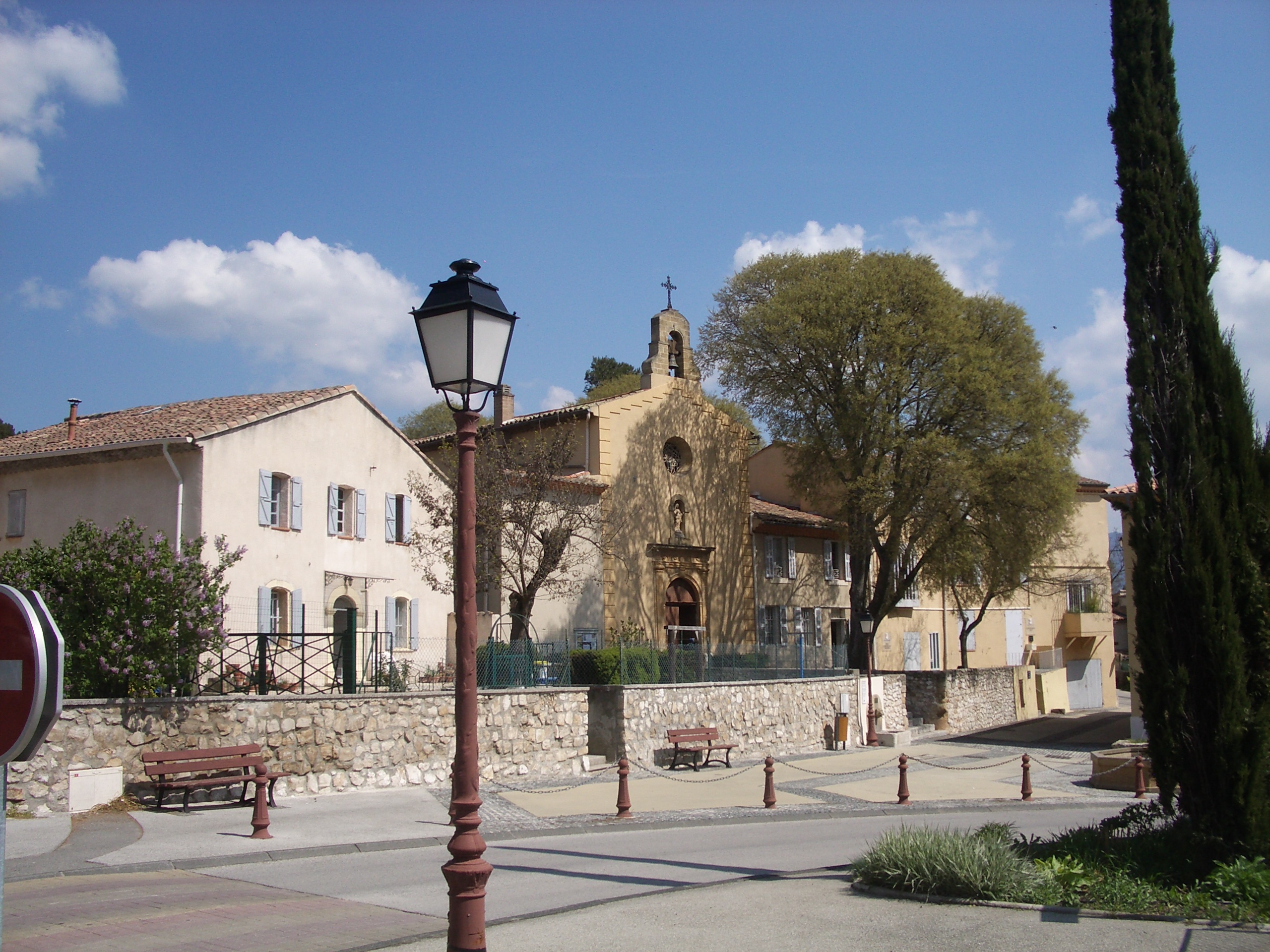 La_place_de_l'église_de_Meyreuil